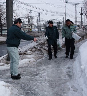 歩道の砂撒き